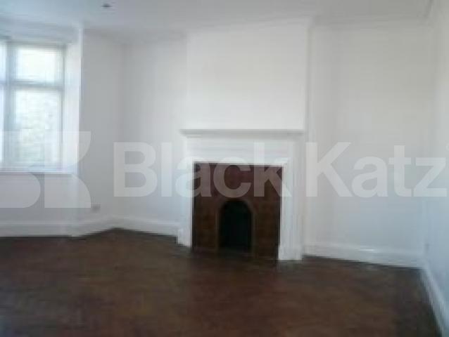 			AMAZING HOUSE!!!, 4 Bedroom, 1 bath, 1 reception Flat			 Creighton Ave, MUSWELL HILL N10